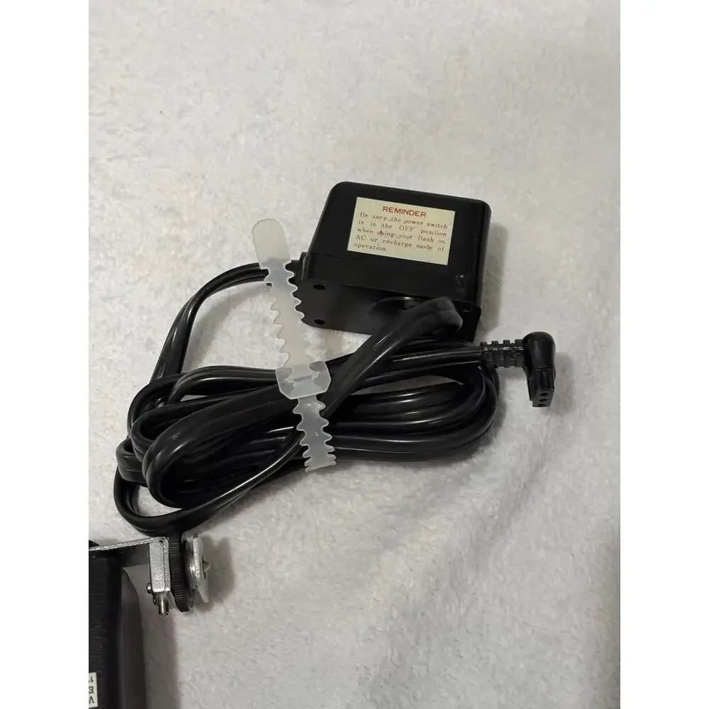 Vivitar 180 Electronic Flash with Case and Charging Cord || Vintage Camera Equip
